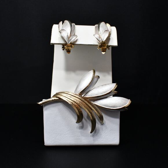 1950s White Enamel Tulip Brooch Earrings Set Gold Tone Floral Vintage Jewelry - Picture 5 of 10